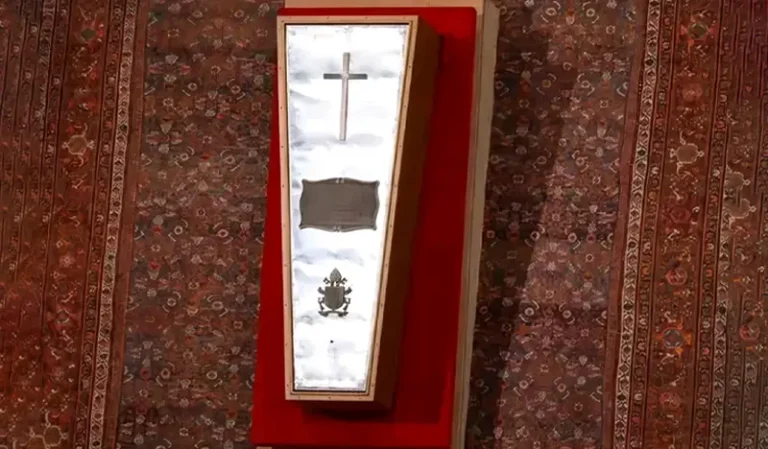 peti jenazah Paus Fransiskus dilapisi seng